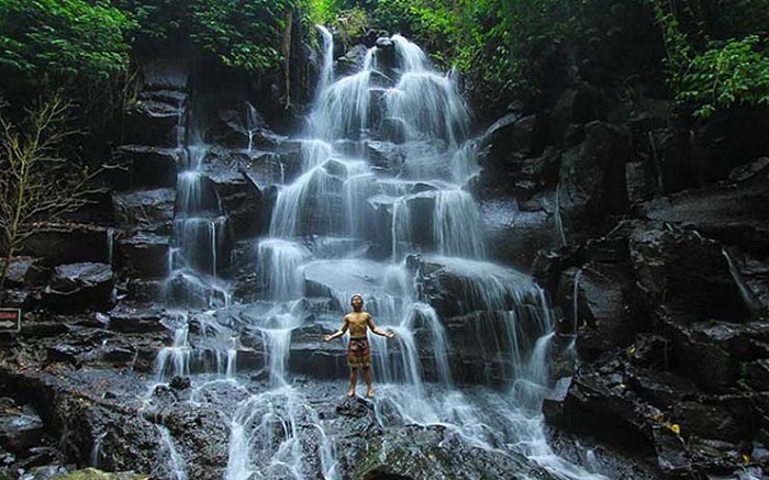 Menyelusuri Keajaiban Air Terjun Kanto Lampo, Keindahan Alam, Nuansa Suci, dan Petualangan Mistis di Bali. (Foto : Dok. Istimewa)