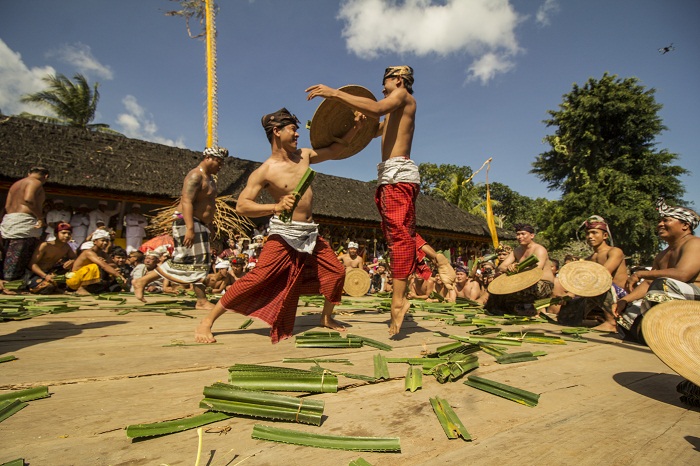 Menggali Keindahan Tradisi Mekare-kare di Bali, Upacara Perang Pandan di Desa Tenganan. (Foto : Dok. Istimewa)