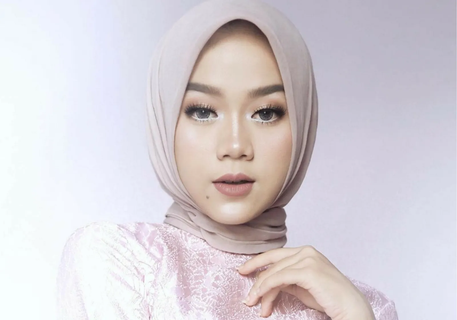 Ingin Tampil Flawless Saat Lebaran? Ini dia Setting Spray Wajib Untuk Kulit Berminyak! (Foto : Dok. Istimewa)